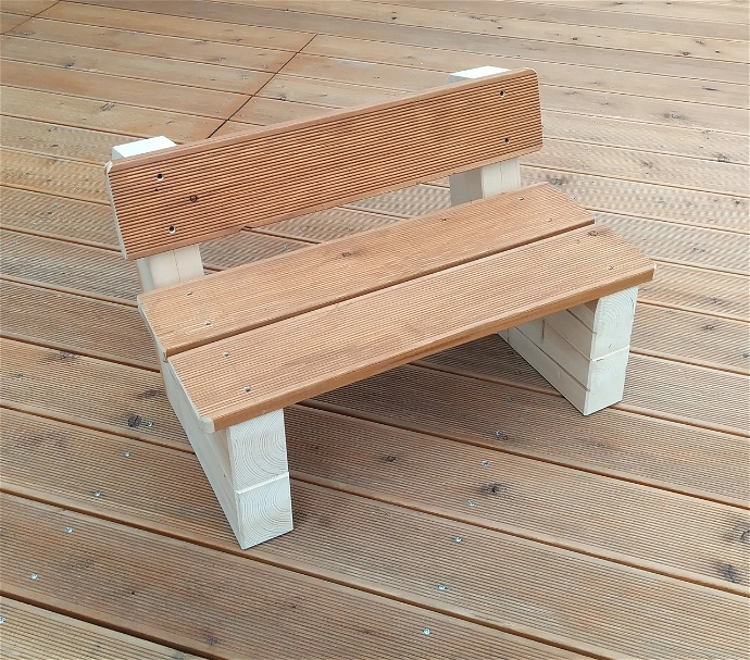 Mini-lavička z modřínových prken a trámků (z hlavní nosné konstrukce).