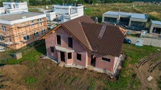 Montovaná hrubá stavba – ideální základ pro stavbu rodinného domu svépomocí