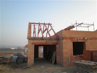 Dokončení hrubé stavby-střecha,schodiště