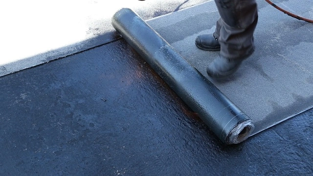 Izolace betonové střechy  pomocí asfaltových pásů GLASTEK 40 SPECIAL MINERAL