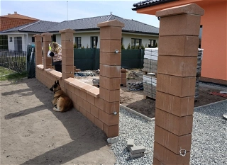 Stavba domu v pandemii - 26. čelní oplocení z betonových tvarovek