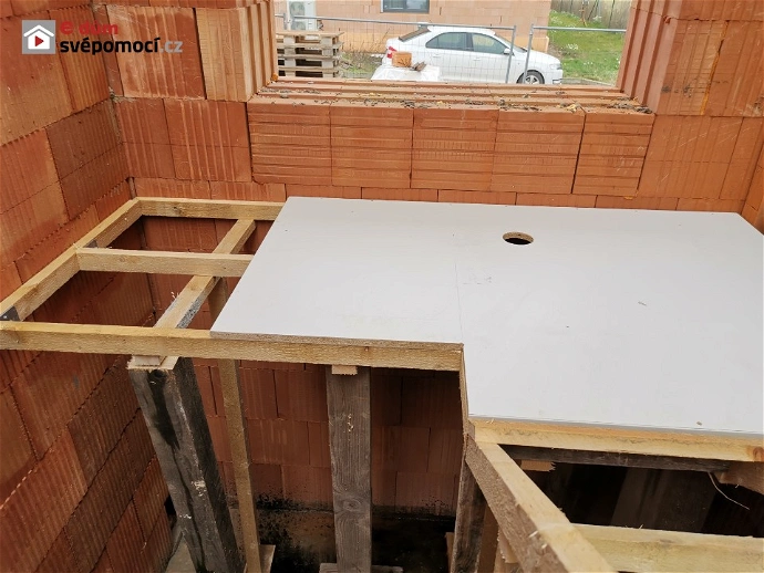 CEMEX: Montáž bednění a betonování schodiště