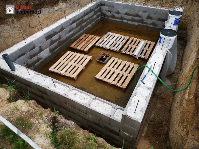 7. stavební týden – Odčerpání vody ze sklepa, svislá hydroizolace sklepa, založení soklových cihel u prvních dvou stěn