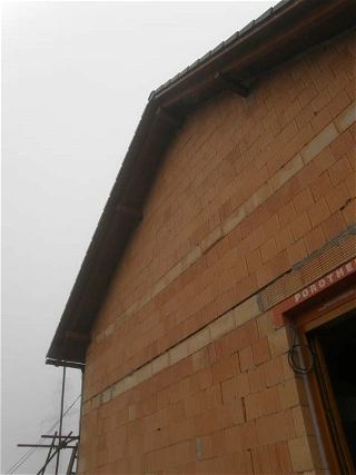 Dozdívání obvodových zdí pod střechu