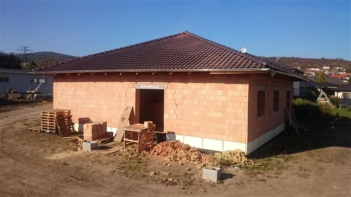 Dokončování hrubé stavby – střecha a příčky
