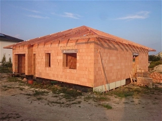 Dokončování hrubé stavby – střecha a příčky