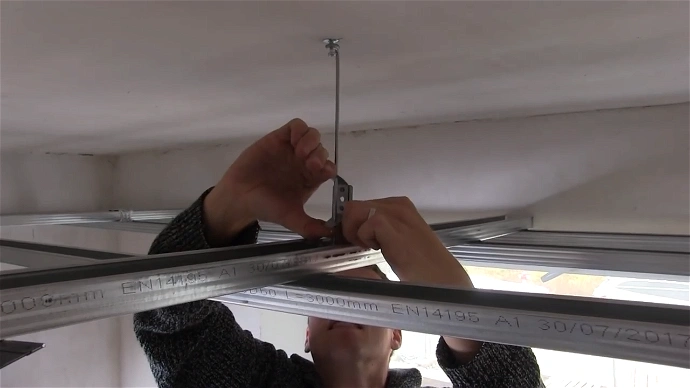 Opláštění stropu sádrokartonovým podhledem