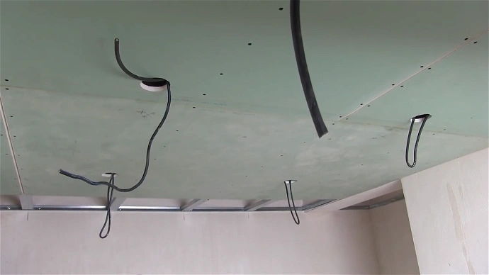 Opláštění stropu sádrokartonovým podhledem
