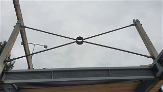 Zavětrovaní sloupů ocelovky před střechou