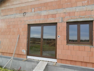 Okna a dveře do domu