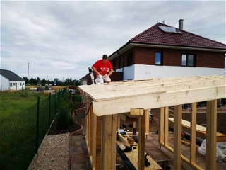 Stavba zahradního dřevěného domku