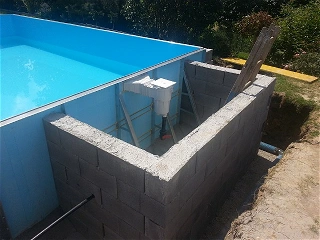 Zapuštěný bazén - stavba s izolačním obsypem
