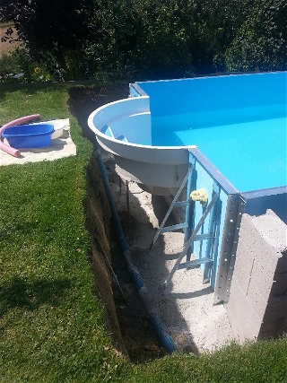 Zapuštěný bazén - stavba s izolačním obsypem