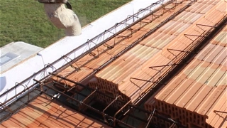 Betonování nosníků MIAKO stropu bez nadbetonávky a založení první řady zdiva v půdním prostoru