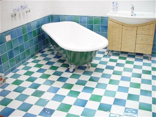 Podlaha do koupelny - vinyl, laminát nebo snad beton?