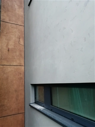 Realizace kreativní omítky – detail struktury „pohledový beton šedý“, Praha Holešovičky