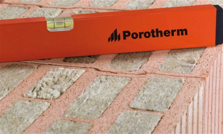 Porotherm T Profi – Řešení nedostatku materiálu pro zateplení bez velkých změn v projektu