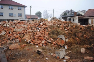 Dokončení demolice, projekt domu, ohlášení