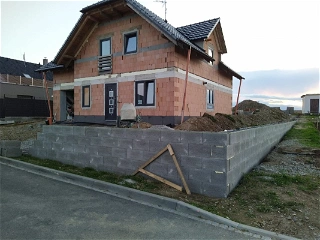 Opěrná zeď a oplocení domu