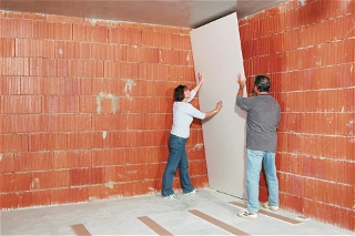 Proč a jak lepit sádrokartonové desky na zeď