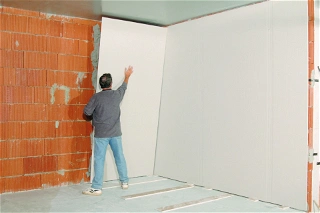 Proč a jak lepit sádrokartonové desky na zeď