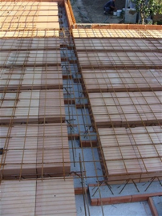 Betonování základové desky a stropu sklepa