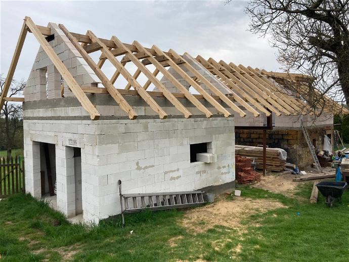 Rekonstrukce chalupy – střecha, pergola - 1. část