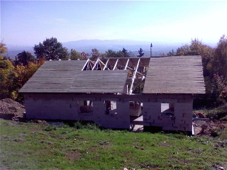 Hrubá stavba, střecha a okna, dveře