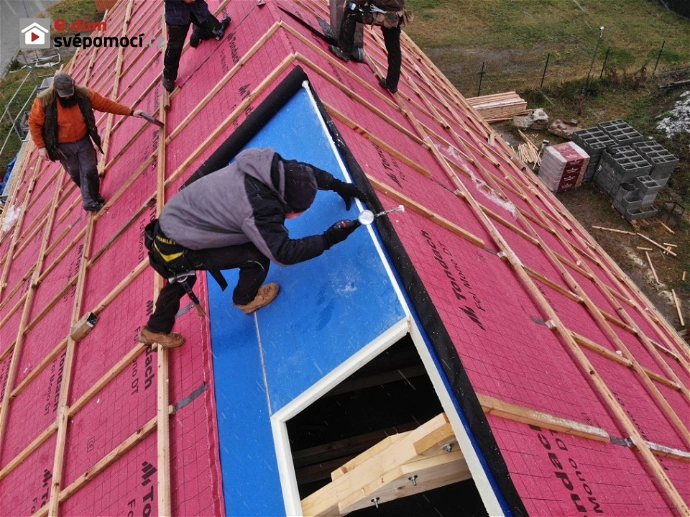 33. stavební týden – Oprava střešní folie, nadkrokevní izolace a úklid před montáží oken