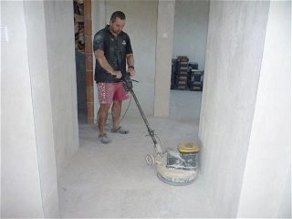 Broušení podlahy, penetrace, vysávání