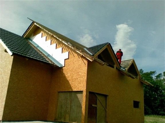 Výstavba hrubé stavby-štíty, střecha, vnitřní příčky, rozvody topení a vody.
