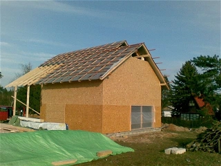 Výstavba hrubé stavby-štíty, střecha, vnitřní příčky, rozvody topení a vody.