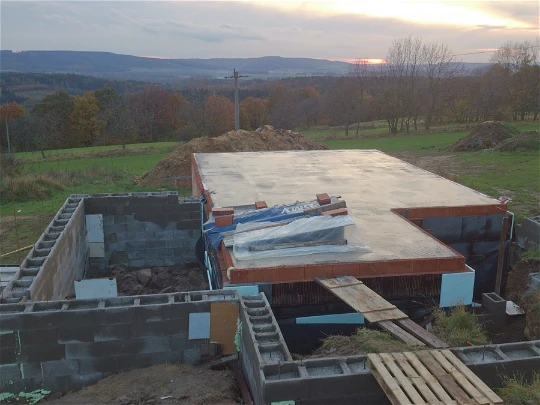 Příprava a betonování stropu - nosníky POT a MIAKO + dokončení stavby za rok 2013