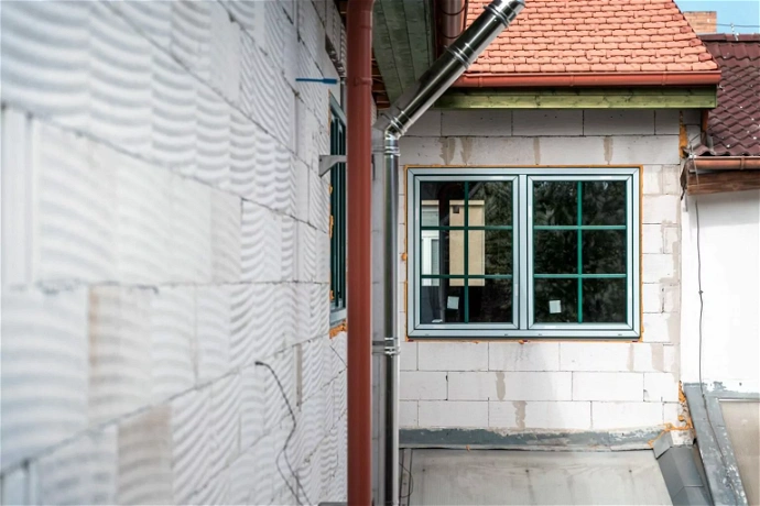 Rekonstrukci starého řadového domu v Brně zvládl mladý pár i díky materiálům Ytong