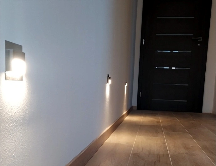Orientační osvětlení na chodbě ovládané pohybovým čidlem