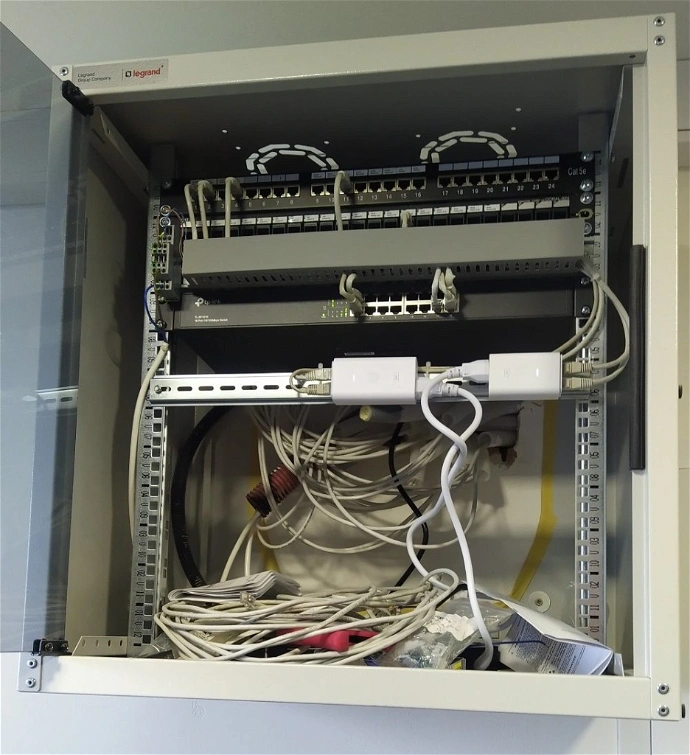Datový rozvaděč poskytuje spoustu místa pro kabely, napaječe, … Foceno během montáže.