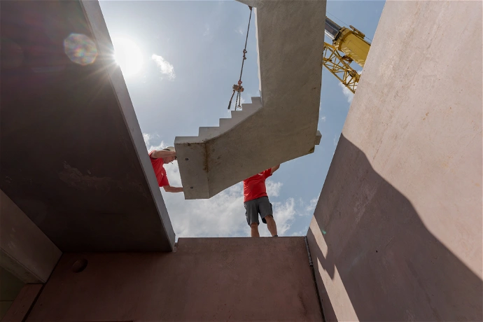 Prefabrikované schodiště zrychlí stavbu o týdny - montáž zabere jen 1 hodinu