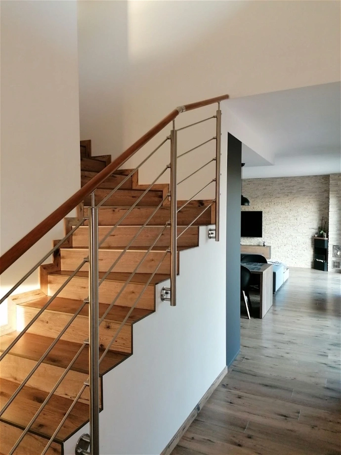 Montáž schodiště je velmi jednoduchá, nevyžaduje žádné tesařské ani jiné pomocné konstrukce a speciální nářadí
