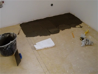 Pokládka dlažby na anhydritovou podlahu v obýváku a hale