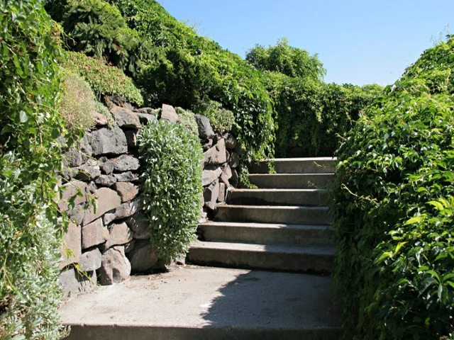 Finančně nenáročné schody v zahradě