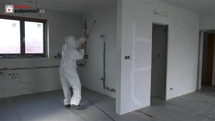 Malování stěn stříkacím zařízením