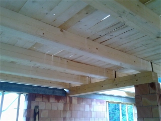 Věnce a dřevěný strop
