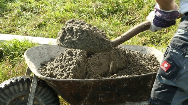 Oplocení pozemku – příprava a betonování sloupků