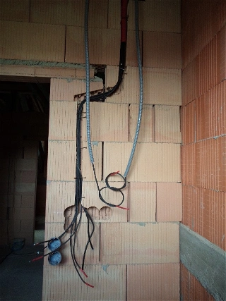 Elektroinstalace - sekání drážek, natahování kabelů