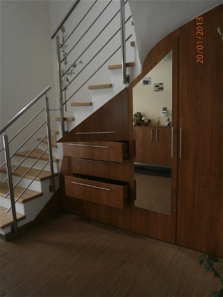 schodiště s vestavěnou skříní