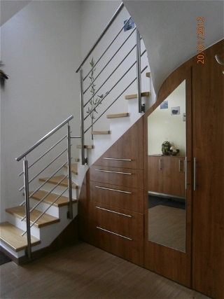schodiště s vestavěnou skříní
