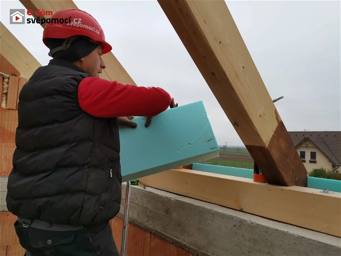 29. stavební týden – Natírání palubek a příprava polystyrenu za pozednice