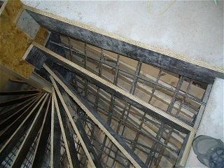 Betonové schodiště, keramický obklad a nerezové zábradlí