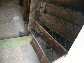Betonové schodiště, keramický obklad a nerezové zábradlí