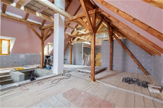 Rekonstrukce podkroví v Ondřejově – od podlahy po šikminy v sádrokartonu